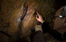 پژوهشگری در یکی از غارهای آردالس اسپانیا