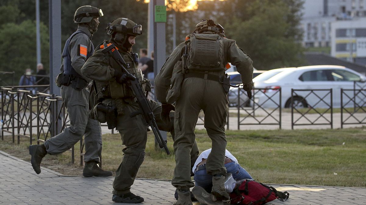Август 2020 года. Полицейские избивают демонстранта в Минске. 