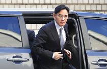 Es el hijo mayor de Lee Kun-hee, quien fuese presidente de Samsung desde 1987 a 2008 y de 2010 a 2020; y considerado como el futuro sucesor de su padre.