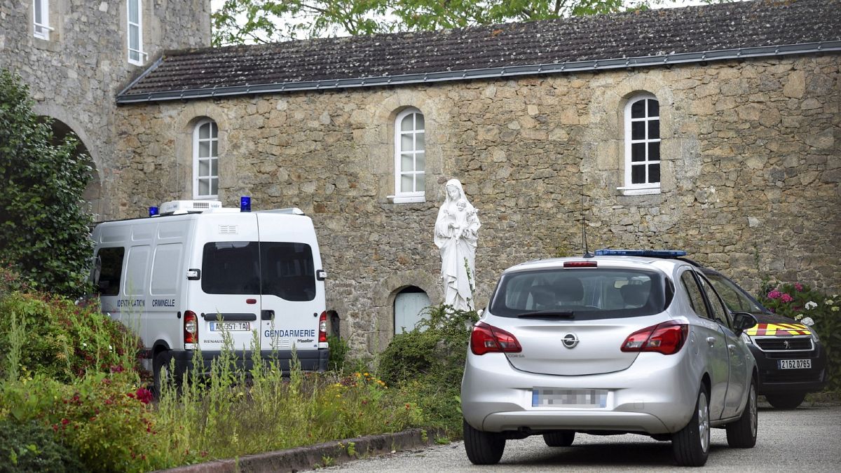 Véhicules de gendarmerie devant la communauté des frères missionnaires montfortains, à Saint-Laurent-sur-Sèvre, où le corps sans vie d'un prêtre a été découvert le 9 août 2021