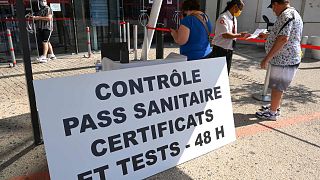 مراقبة التصريح الصحي عند مدخل إحدى قاعات السينما في مونبلييه، جنوب فرنسا، 29 يوليو 2021.