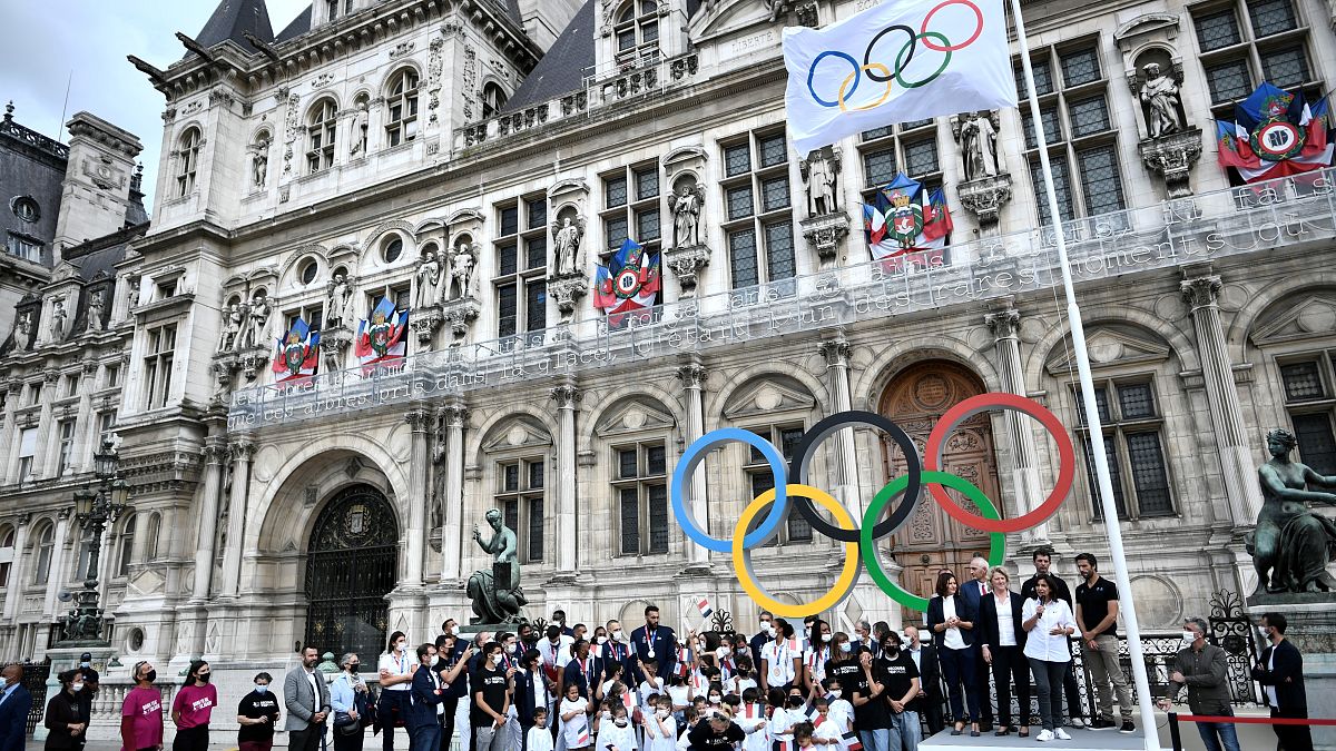 9 agosto 2021: la bandiera olimpica viene issata a Parigi