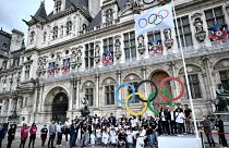 9 agosto 2021: la bandiera olimpica viene issata a Parigi