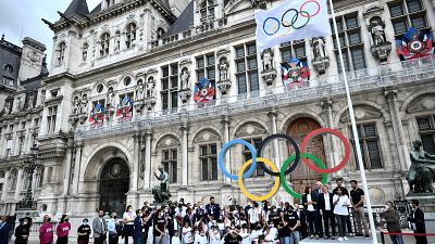 Bandeira olímpica chega a solo francês
