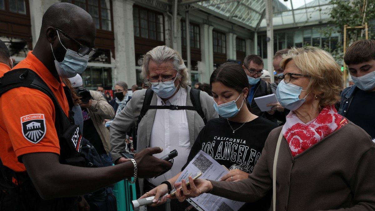 تصمیم دولت فرانسه برای ارائه گواهینامه واکسیناسیون اعتراض‌های زیادی را در این کشور به همراه داشته است.