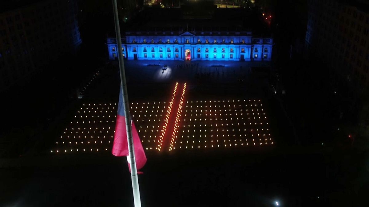 El homenaje a los más de 36.000 fallecidos fue anunciado frente al Palacio de la Moneda
