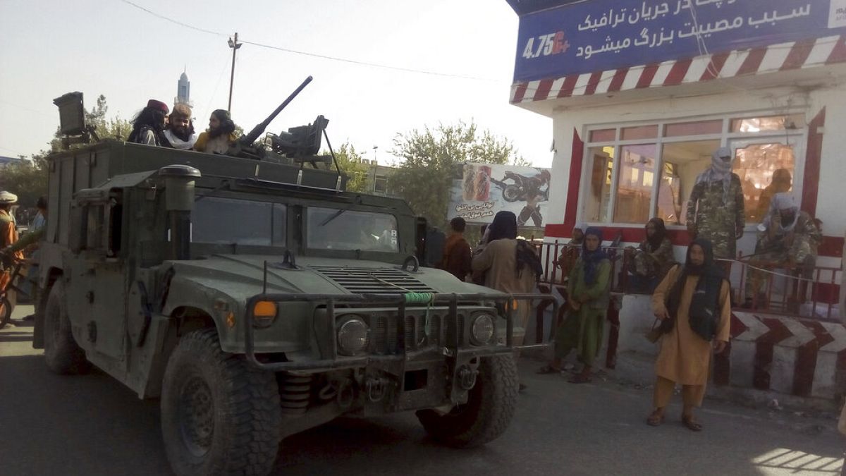 Combatientes talibanes en un puesto de control en Kunduz, al norte de Afganistán