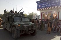 Combatientes talibanes en un puesto de control en Kunduz, al norte de Afganistán