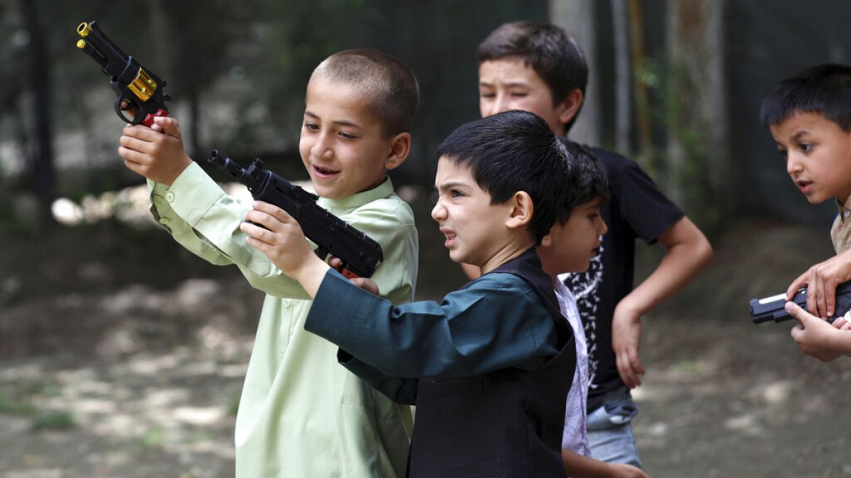 أطفال أفغان يلعبون 