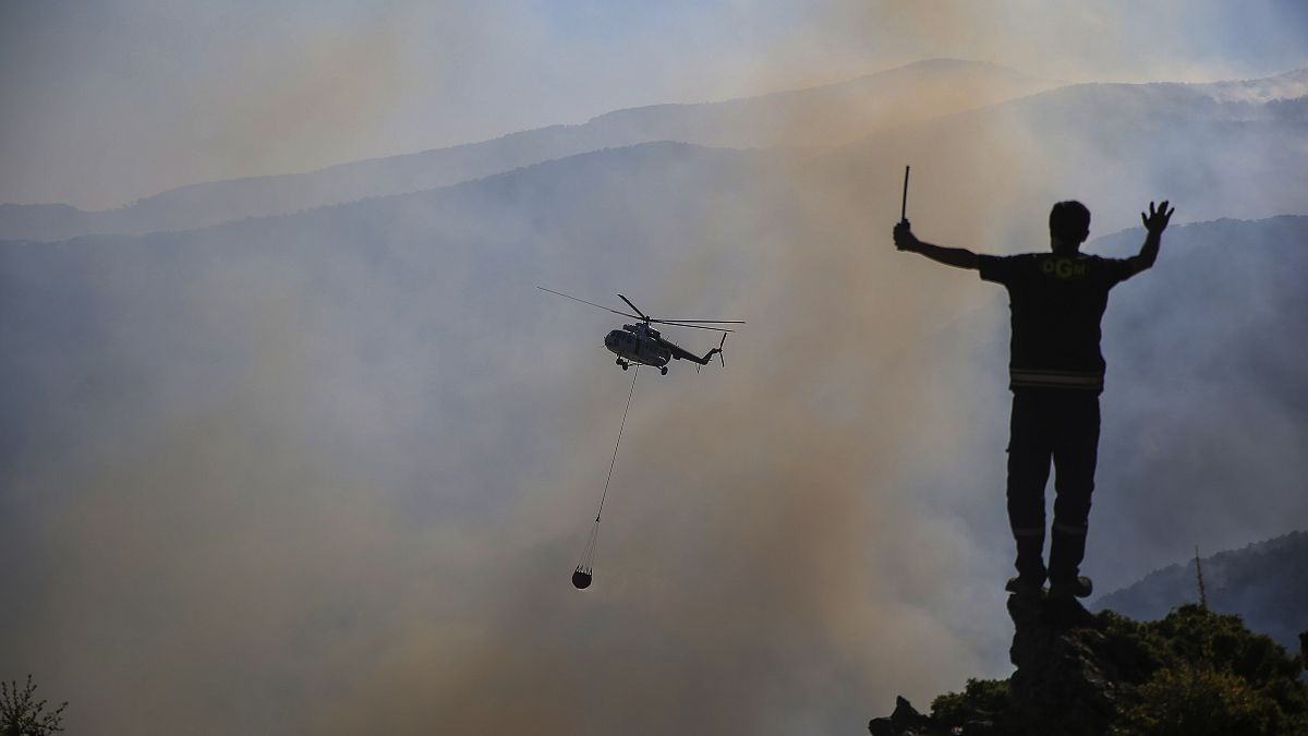 Trabajos de extinción de incendios en Mugla, Turquía
