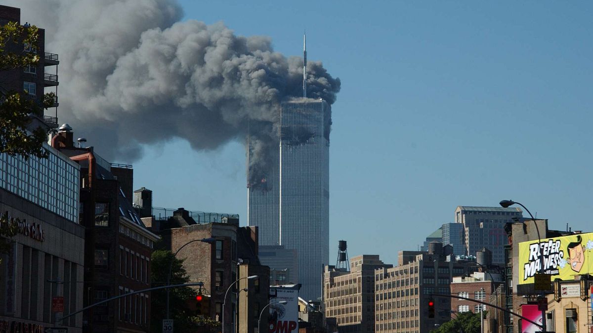 برجا مركز التجارة العالمي يحترقان بعد اصطدام طائرات مخطوفة بهما في مدينة نيويورك، الولايات المتحدة، 11 سبتمبر 2001