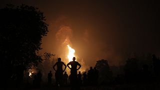 Κάτοικοι και εθελοντές παρακολουθούν την πυρκαγιά σε δασική έκταση στο χωριό Καματριάδες στην Εύβοια, Δευτέρα 9 Αυγούστου 2021