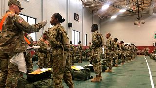 يتم أخذ درجات حرارة خريجي التدريب القتالي الأساسي للجيش الأمريكي عند وصولهم إلى فورت لي، فرجينيا، الولايات المتحدة، 31 مارس 2020