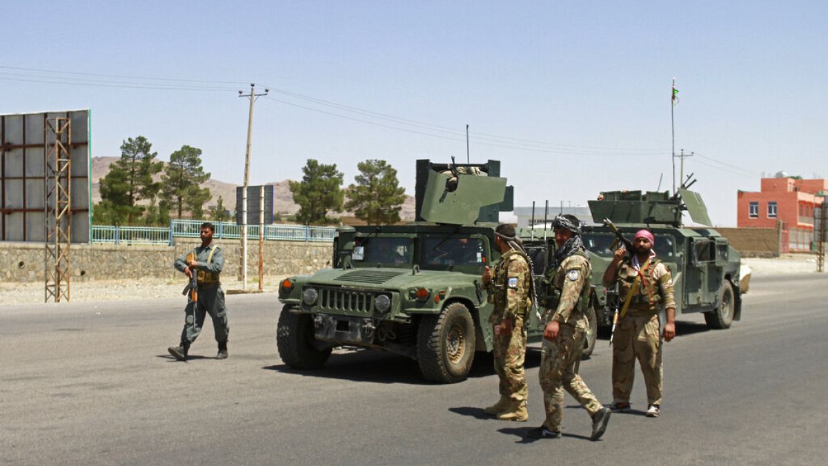 Afganistan'ın batısında bulunan Herat şehrinde görev yapan Afgan kolluk ekipleri.