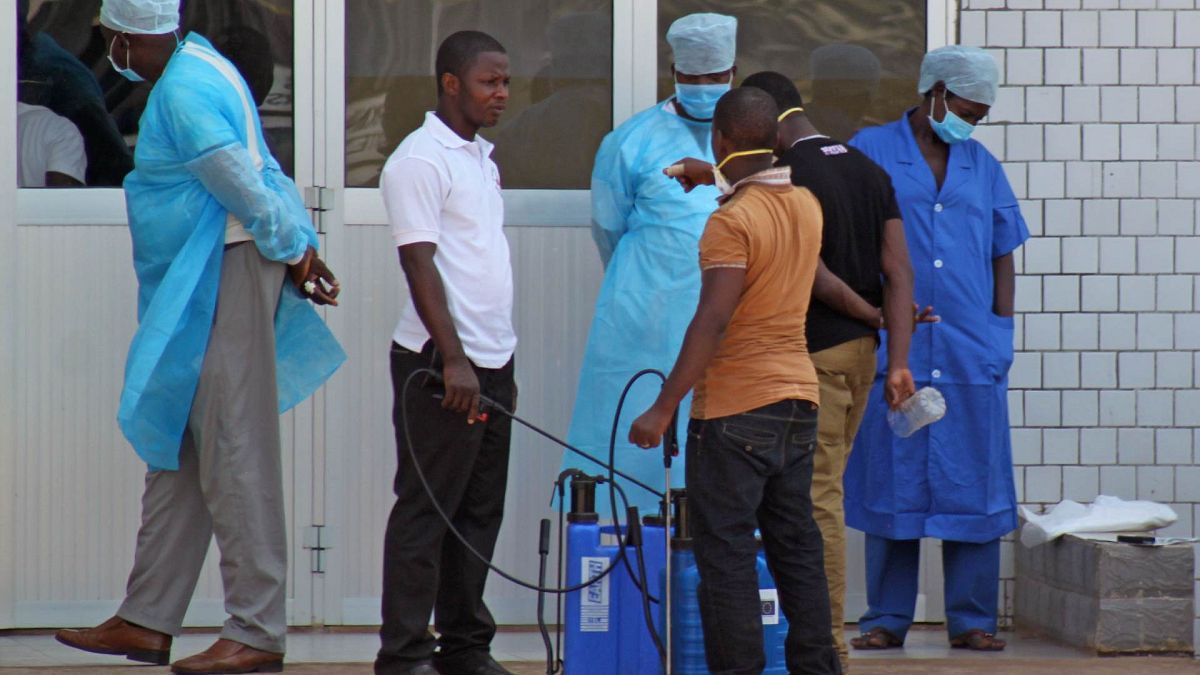 يستقبل العاملون الطبيون عند مدخل الطوارئ بمستشفى مرضى فيروس الإيبولا في كوناكري، غينيا، السبت 29 مارس 2014 