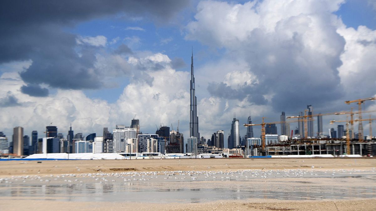 تظهر الصورة التي تم التقاطها في دبي غيومًا داكنة فوق برج خليفة، أطول مبنى في العالم، 12 يناير 2020