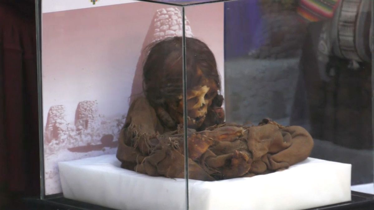 Saphi, la 'niña momia' de origen inca devuelta a Bolivia, durante el ritual de su nombramiento en La Paz, Bolivia