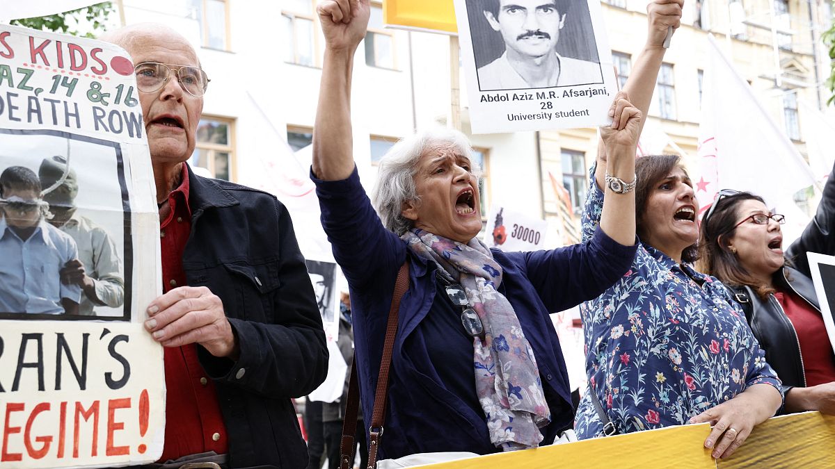 متظاهرون أمام محكمة ستوكهولم يطالبون بالعدالة لضحايا الإعدام في إيران عام 1988