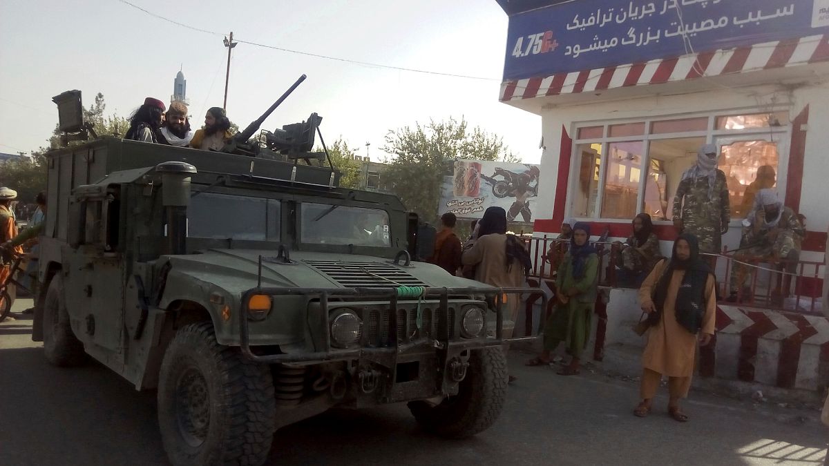 Kunduz kent merkezinde bir kontrol noktasında duran Taliban militanları. 