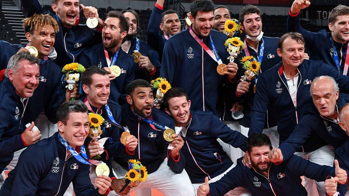الحائزون على الميداليات الذهبية (الكرة الطائرة للرجال) خلال دورة الألعاب الأولمبية طوكيو 2020 في أرياك أرينا في طوكيو، 8 أغسطس 2021.