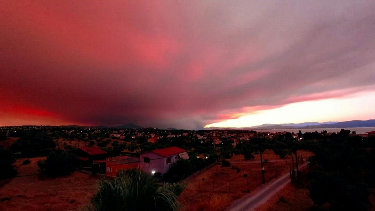 تحول غروب الشمس إلى ضباب أحمر بسبب حرائق الغابات في إيفيا باليونان.