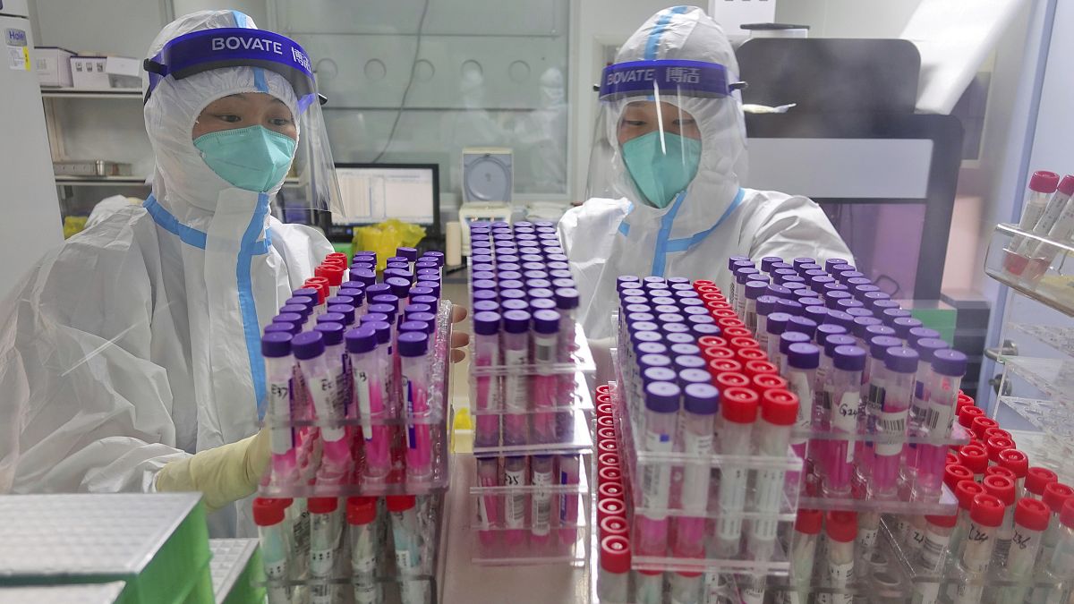 عينات مسحة لاختبار كوفيد -19 في مختبر مستشفى في يانتاى بمقاطعة شاندونغ بشرق الصين في 7 أغسطس 2021.