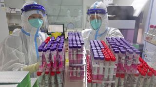 عينات مسحة لاختبار كوفيد -19 في مختبر مستشفى في يانتاى بمقاطعة شاندونغ بشرق الصين في 7 أغسطس 2021.