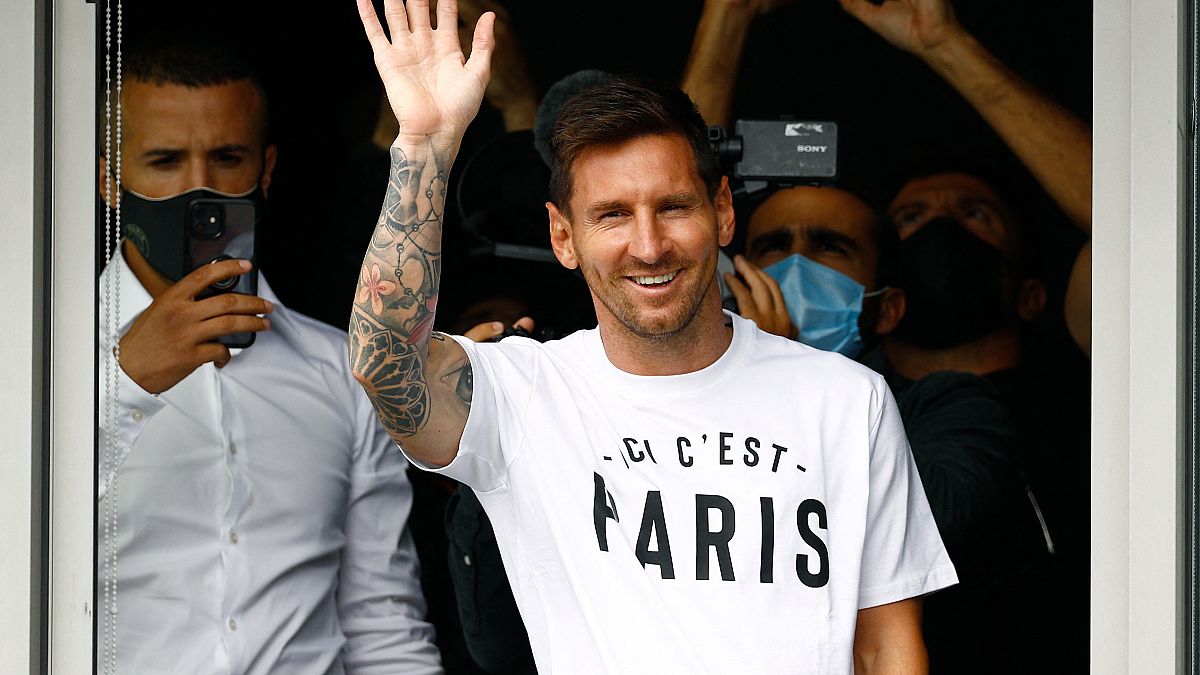 Messi arrives in Paris