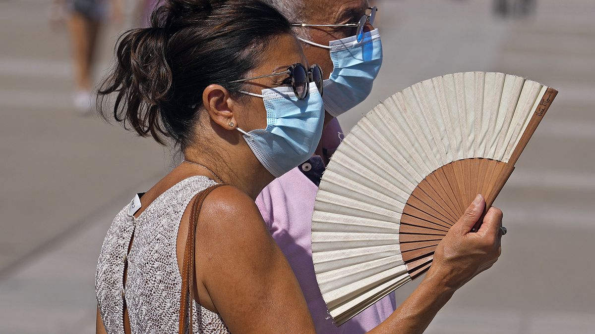 Una mujer se abanica en una jornada de ola de calor en Madrid, España