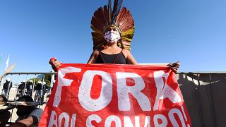  صورة لامرأة من السكان الأصليين أثناء احتجاج ضد بولسونارو ومشروع قانون مثير للجدل لإصلاح الأراضي. الصورة تعود  لـ30 يونيو 2021 خارج المحكمة العليا في برازيليا