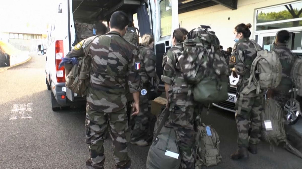 Militari francesi pronti per l'emergenza in Martinica. 