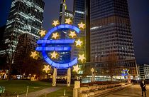 نماد یورو(پول واحد اروپا) در مقابل مقر بانک مرکزی اروپا در فرانکفورت