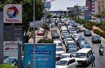 سائقو سيارات ينتظرون في طابور طويل للحصول على البنزين في العاصمة اللبنانية بيروت.