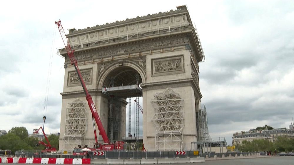 Inicia la envoltura del Arco del Triunfo, la última obra del artista Christo  | Euronews