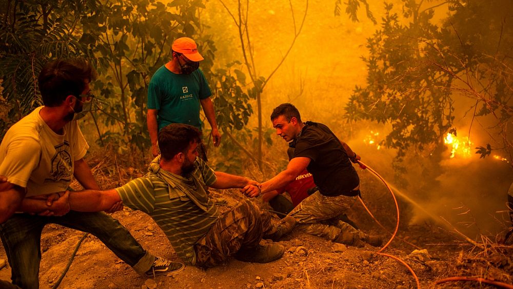 Photo of Pozrite sa na ľudí v Grécku, ktorí odolávajú exodu kvôli boju s rozsiahlymi požiarmi