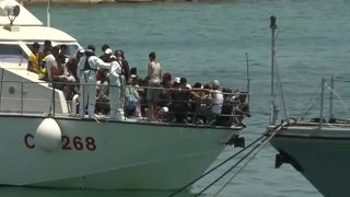 Grupo de personas migrantes procedentes de Túnez llegan a Lampedusa, Italia