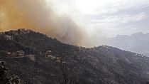 El humo y las llamas amenazan una aldea cercana a Tizi Ouzou, en Argelia.