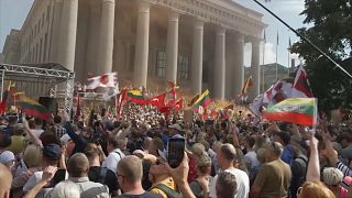 Grupo de personas protesta contra el nuevo pase sanitario en Lituania.
