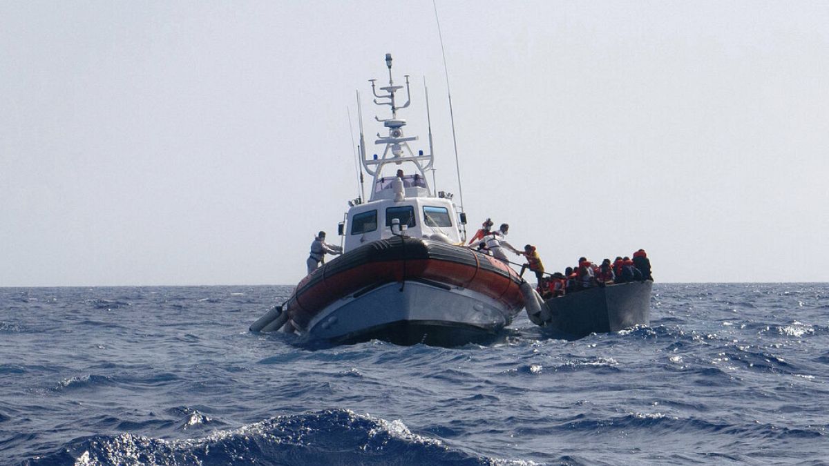 Menekült kapaszkodik át a segélyszervezet hajójára