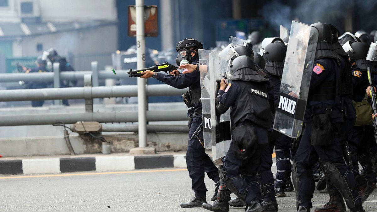 La police anti-émeute tirant des balles en caoutchouc sur des manifestants à Bangkok, le 10 août 2021.