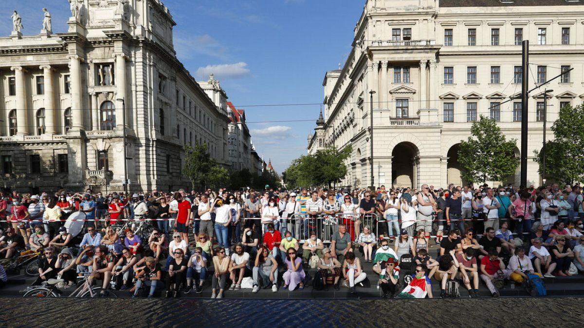 Governo húngaro recompensa estudantes que ajudaram a combater Covid-19