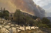 دخان يتصاعد من حريق غابات في التلال الحرجية بمنطقة القبائل شرق العاصمة الجزائر في 10 أغسطس 2021.
