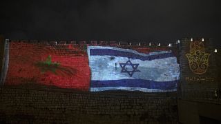 العلمان الوطنيان لإسرائيل والمغرب على جدران مدينة القدس القديمة.
