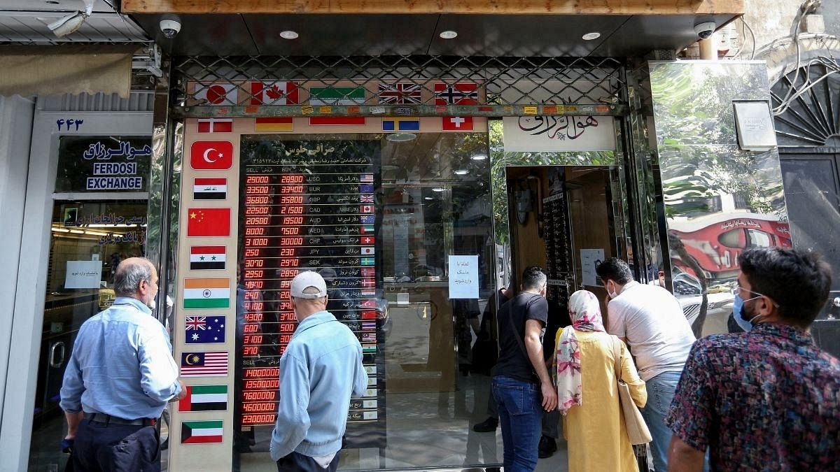 مقابل یک مغازه صرافی در تهران؛ سپتامبر ۲۰۲۰