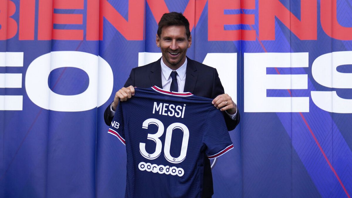 Le footballeur argentin présente son nouveau maillot aux couleurs du Paris Saint-Germain, le 11/08/2021