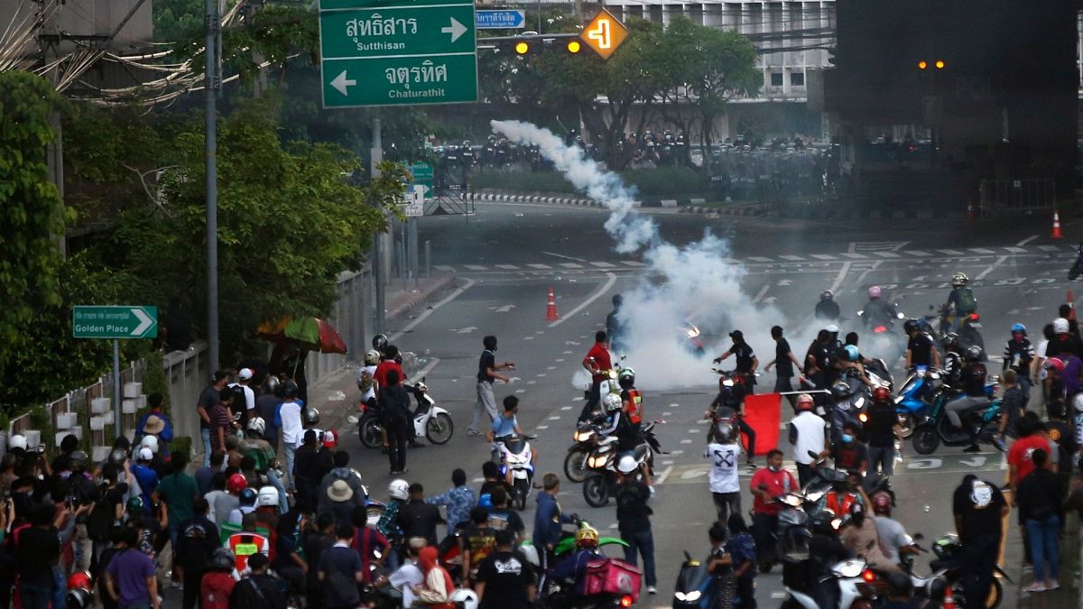 معترضان به سیاست‌های دولت تایلند در مقابله با شیوع کرونا 