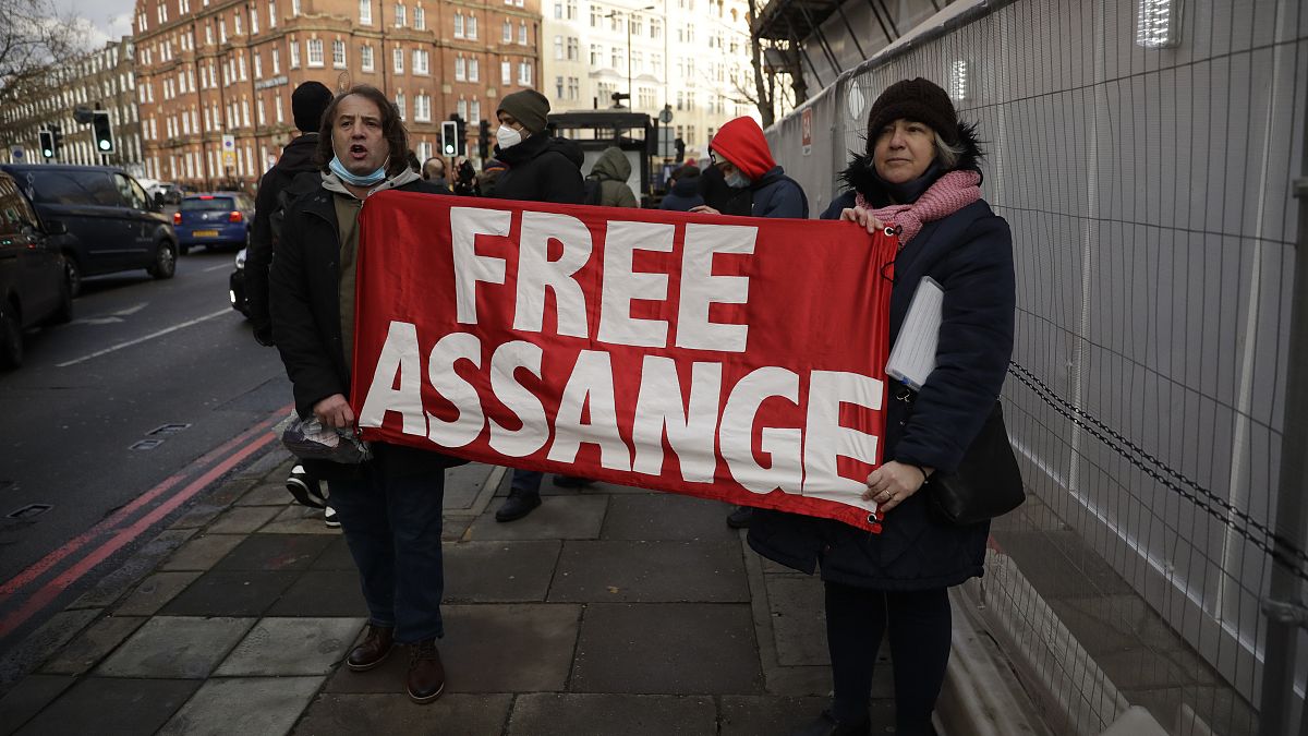 متضامنون مع جوليان أسانج من أمام المحكمة في لندن، بريطانيا.