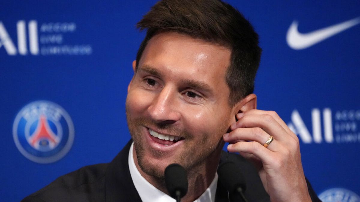 Lionel Messi'nin imza töreni sırasında oldukça neşeli olması gözlerden kaçmadı.