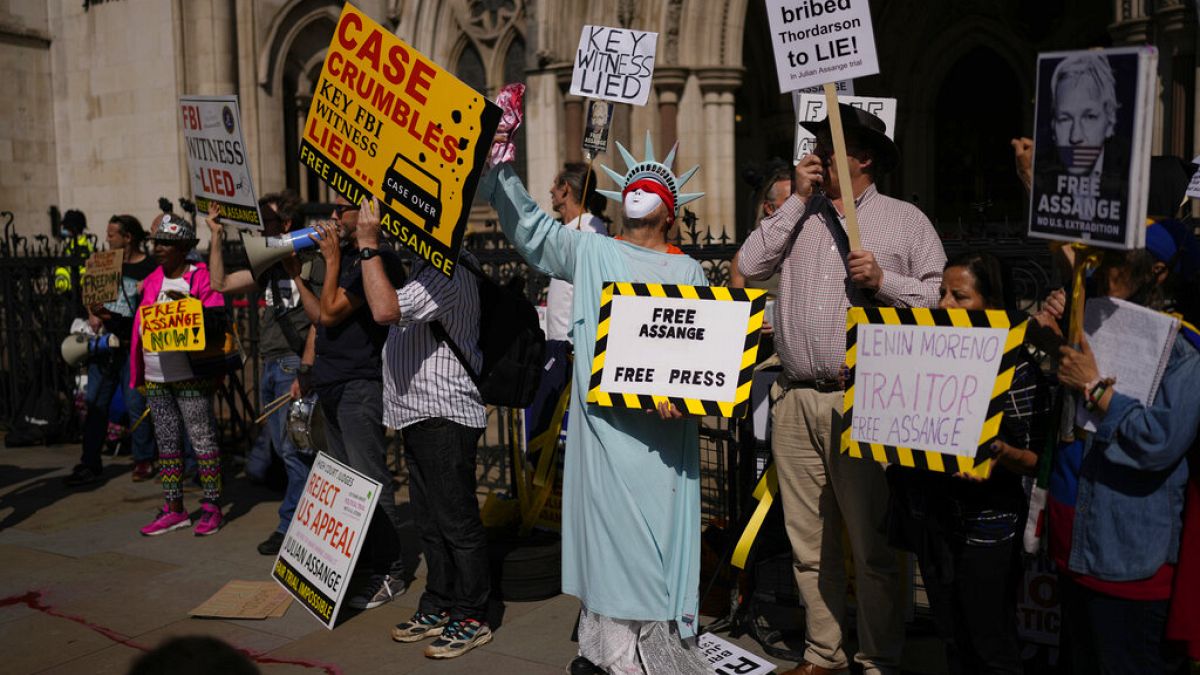 La manifestazione pro Assange fuori dalla corte londinese