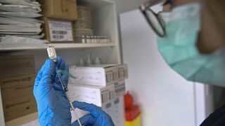 Un trabajador sanitario prepara una dosis de la vacuna contra COVID-19 en Pamplona, España, el 22 de abril de 2021. (Imagen de ilustración).